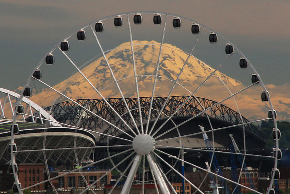 Mt. Rainier & Seattle Ferris Wheel
